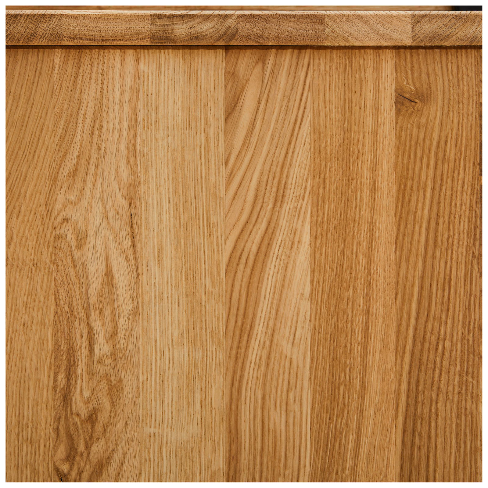 Nahaufnahme der Holzmaserung eines Schreibtischs aus Eichenholz, Perspektive von oben.