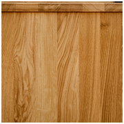 Nahaufnahme der Holzmaserung eines Schreibtischs aus Eichenholz, Perspektive von oben.