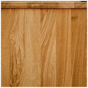 Close-up van de houtnerf van een eikenhouten bureau, gezien van bovenaf.