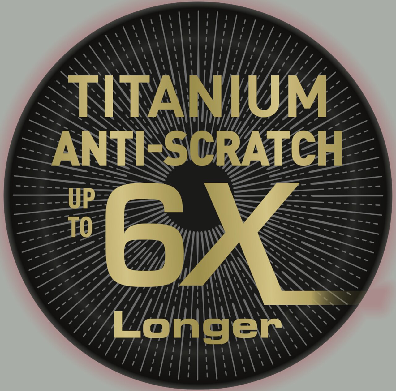 Ansicht von oben auf ein rundes Emblem mit der Aufschrift 'Titanium Anti-Scratch Up to 6X Longer', das auf die Kratzfestigkeit der Bratpfanne Excellence 32cm hinweist.