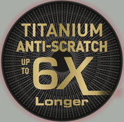Ansicht von oben auf ein rundes Emblem mit der Aufschrift 'Titanium Anti-Scratch Up to 6X Longer', das auf die Kratzfestigkeit der Bratpfanne Excellence 32cm hinweist.