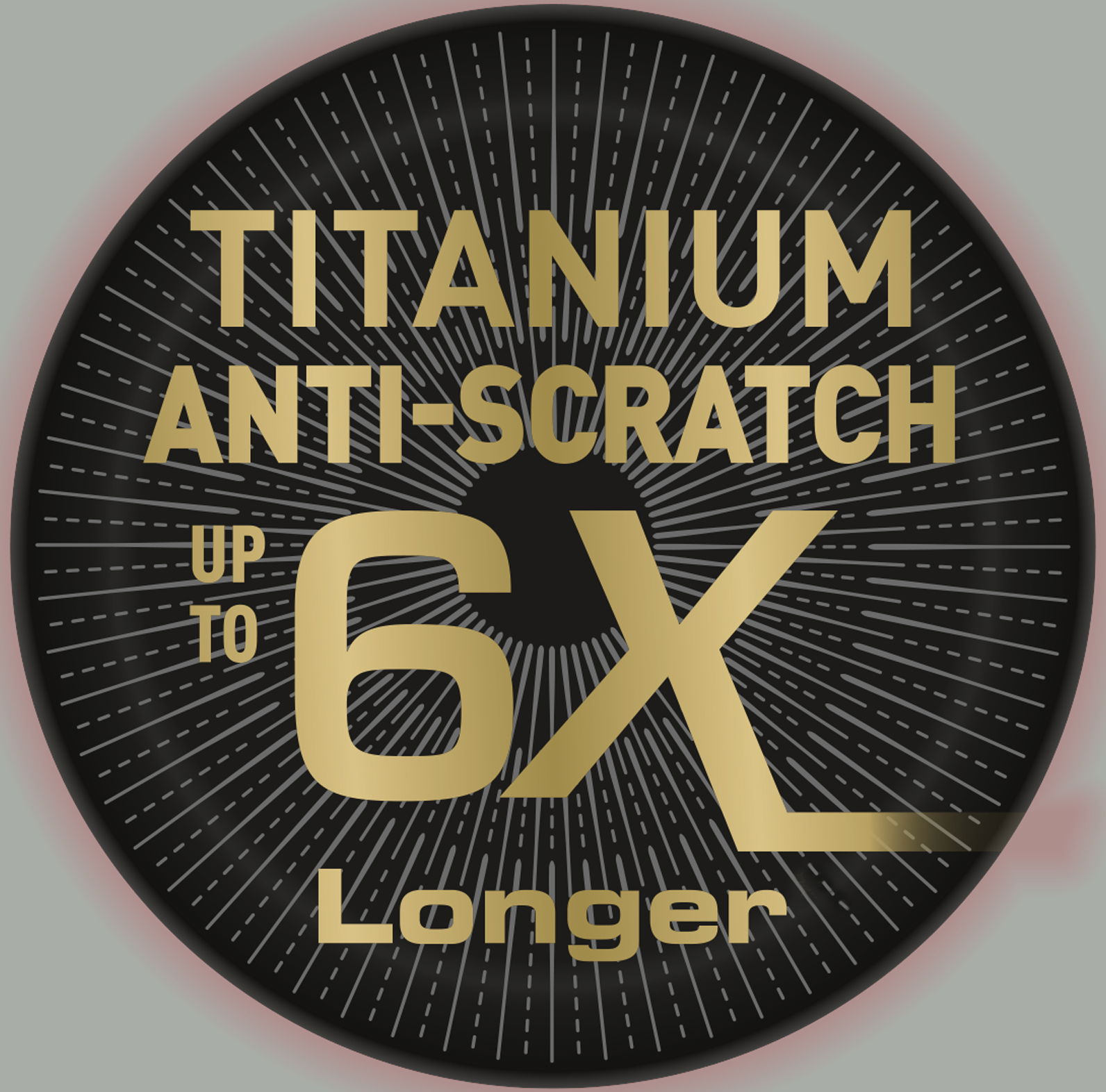 Ansicht von oben auf ein rundes Emblem mit der Aufschrift 'Titanium Anti-Scratch Up to 6X Longer', das auf die Kratzfestigkeit der Bratpfanne Excellence 32cm hinweist.