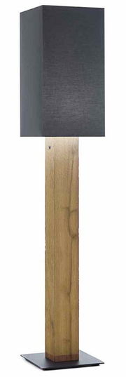 Große Stehleuchte mit rechteckigem, schwarzem Lampenschirm und einem Holzfuß, seitliche Perspektive