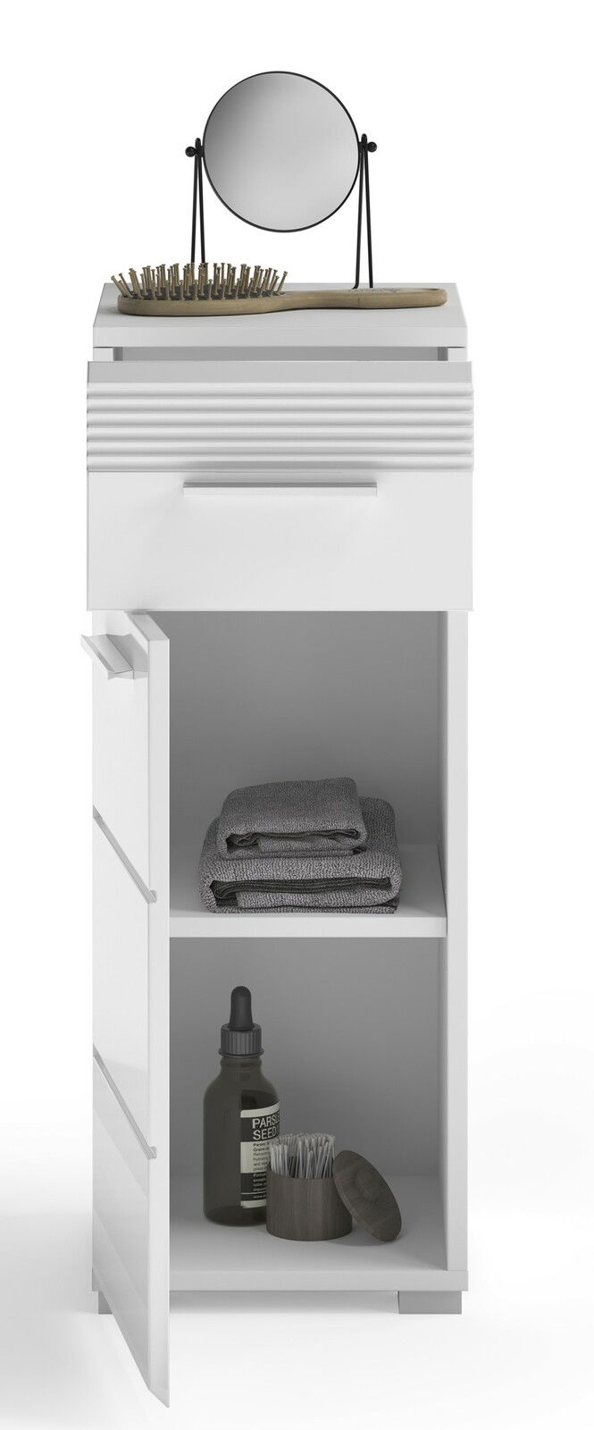 Weißer Standschrank mit offenem Fach, gefüllt mit Handtüchern und Pflegeprodukten, sowie einem Spiegel und einer Bürste auf der Oberseite. Frontalansicht.