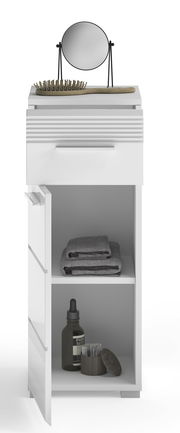 Weißer Standschrank mit offenem Fach, gefüllt mit Handtüchern und Pflegeprodukten, sowie einem Spiegel und einer Bürste auf der Oberseite. Frontalansicht.