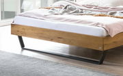 Modernes Bettgestell aus Holz mit Metallbeinen, seitliche Perspektive