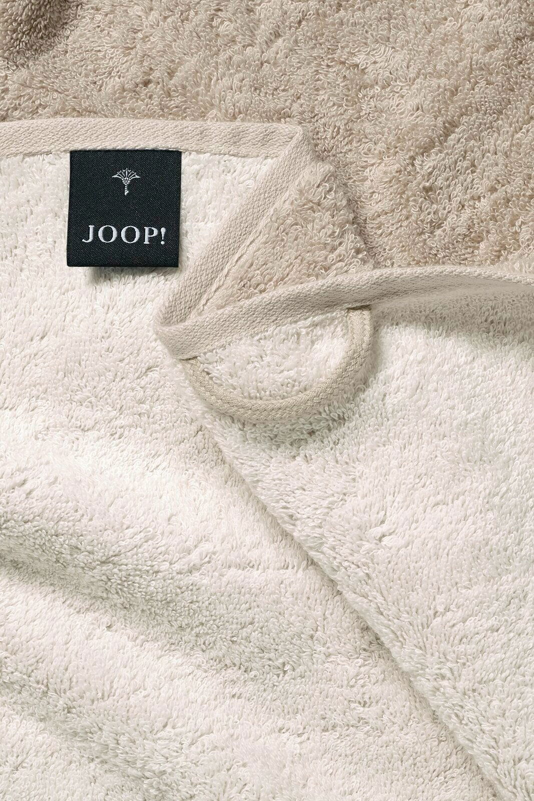JOOP! Handtuch DOUBLEFACE CLASSIC Nahaufnahme eines beigen Duschtuchs mit einem schwarzen Etikett der Marke JOOP! in der Ecke.