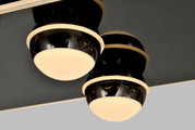 Twee moderne led-plafondlampen met een zwarte behuizing en warmwitte lichtuitstraling, gezien van onderaf.