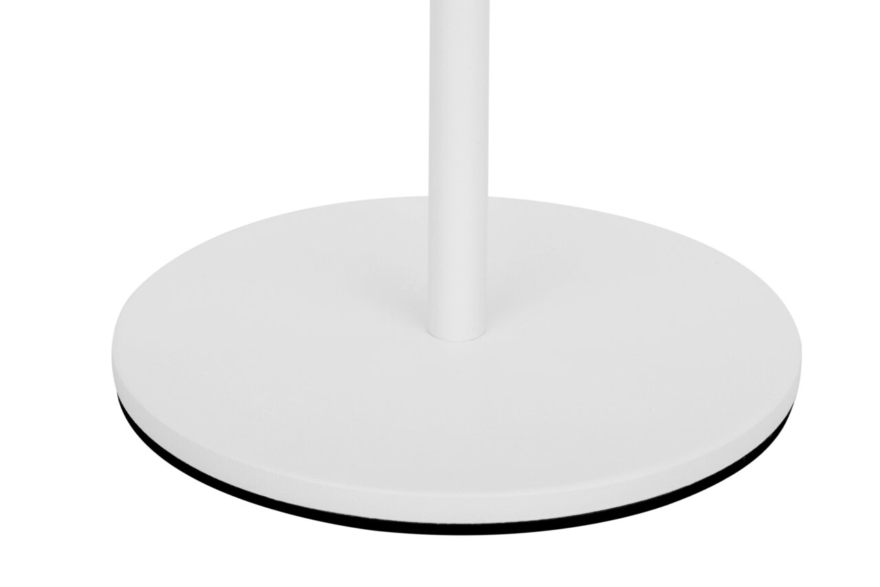 Nahaufnahme der Basis einer weißen Akku-Tischleuchte aus seitlicher Perspektive