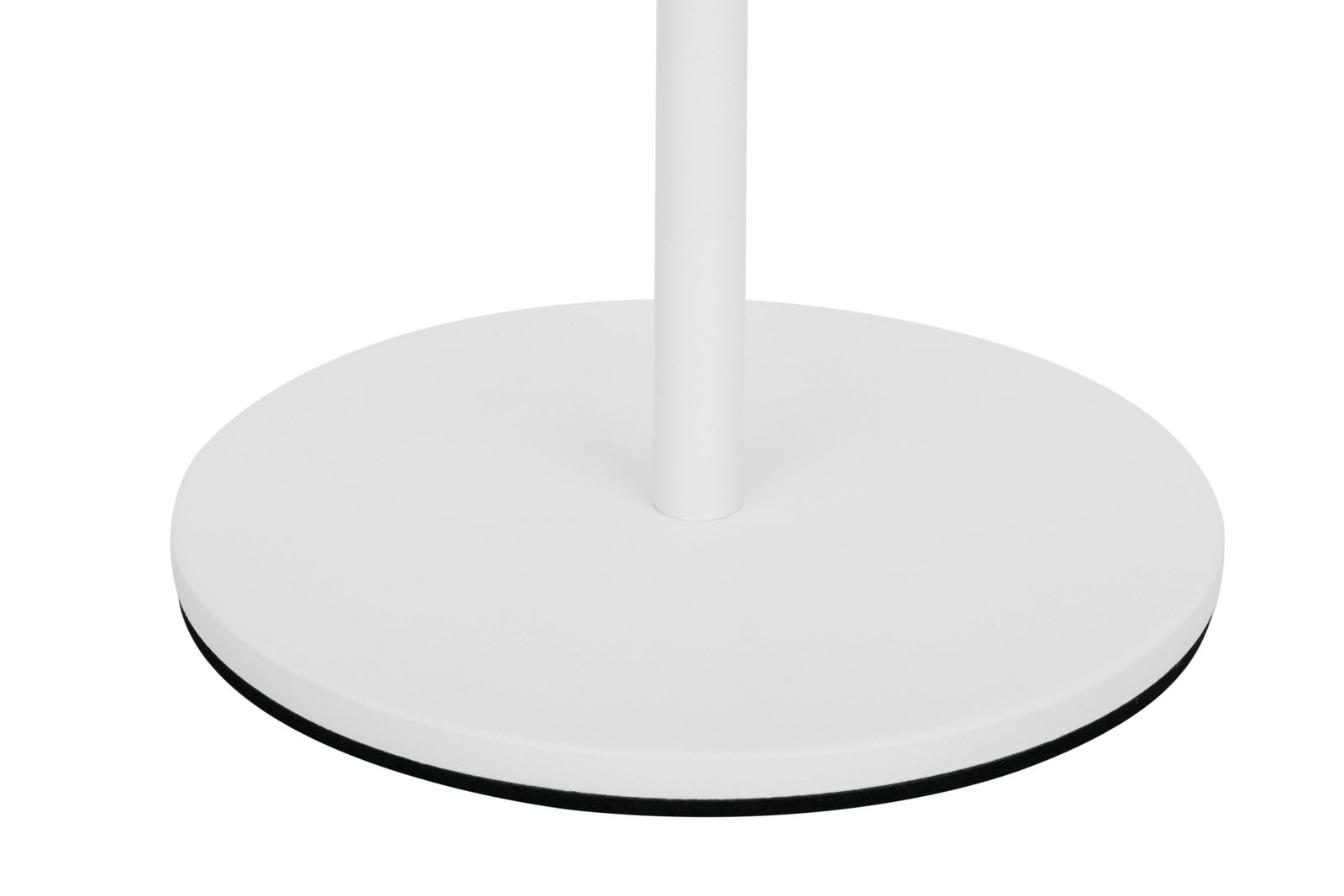 Nahaufnahme der Basis einer weißen Akku-Tischleuchte aus seitlicher Perspektive