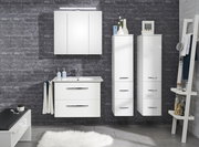 Moderner weißer Midischrank in einem stilvollen Badezimmer, frontal betrachtet.