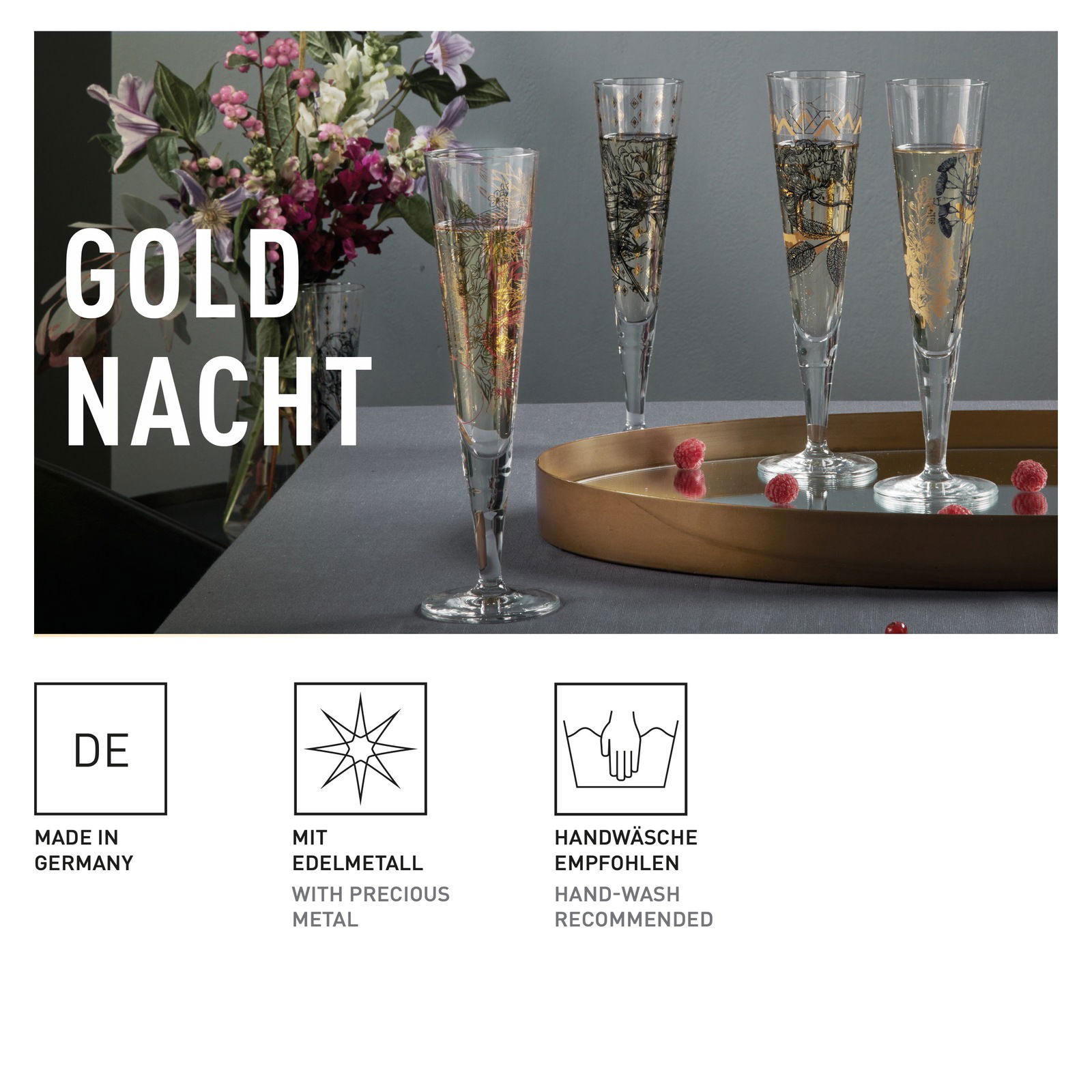 Ein Set von eleganten Champagnergläsern mit goldenen Verzierungen, präsentiert auf einem Tisch mit Blumen im Hintergrund. Perspektive: seitlich.