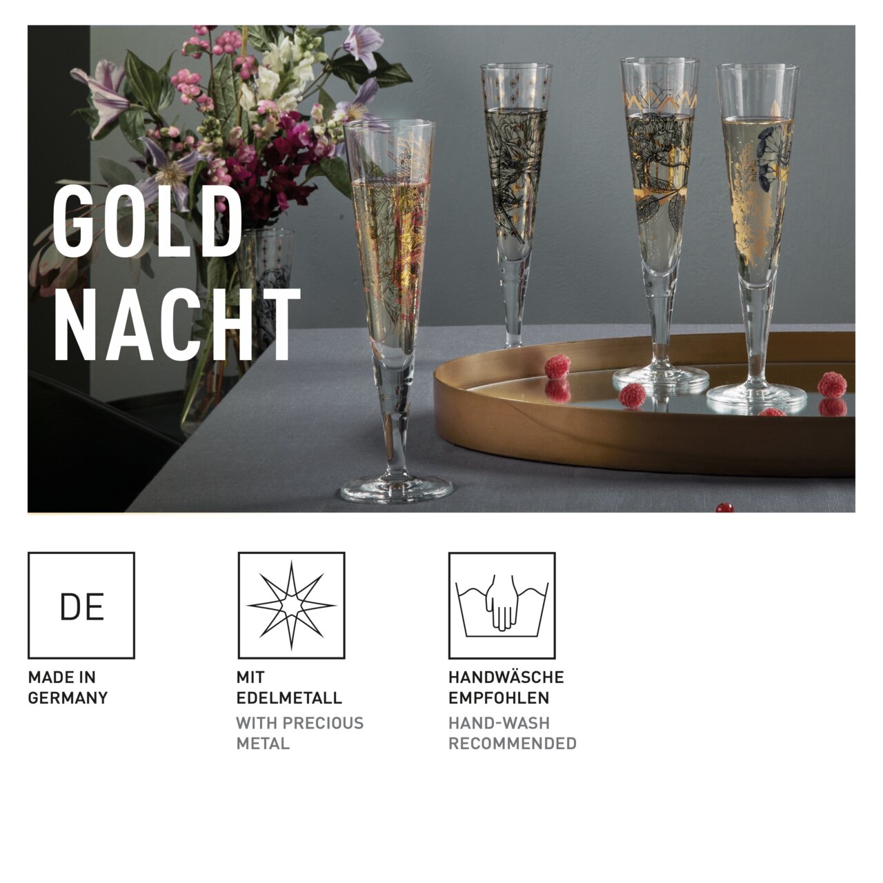 Een set elegante champagneglazen met gouden versieringen, gepresenteerd op een tafel met bloemen op de achtergrond. Perspectief: zijaanzicht.