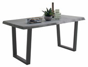 Moderner Esstisch mit rechteckiger Holzplatte und Metallbeinen, seitliche Perspektive