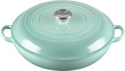 Türkisfarbener Le Creuset Schmortopf/Bräter mit Deckel und zwei Griffen, Studioaufnahme in leicht schräger Draufsicht von vorne