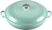 Türkisfarbener Le Creuset Schmortopf/Bräter mit Deckel und zwei Griffen, Studioaufnahme in leicht schräger Draufsicht von vorne