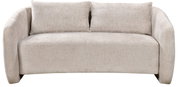 Beiges 2-Sitzer Sofa mit zwei Kissen, frontal fotografiert