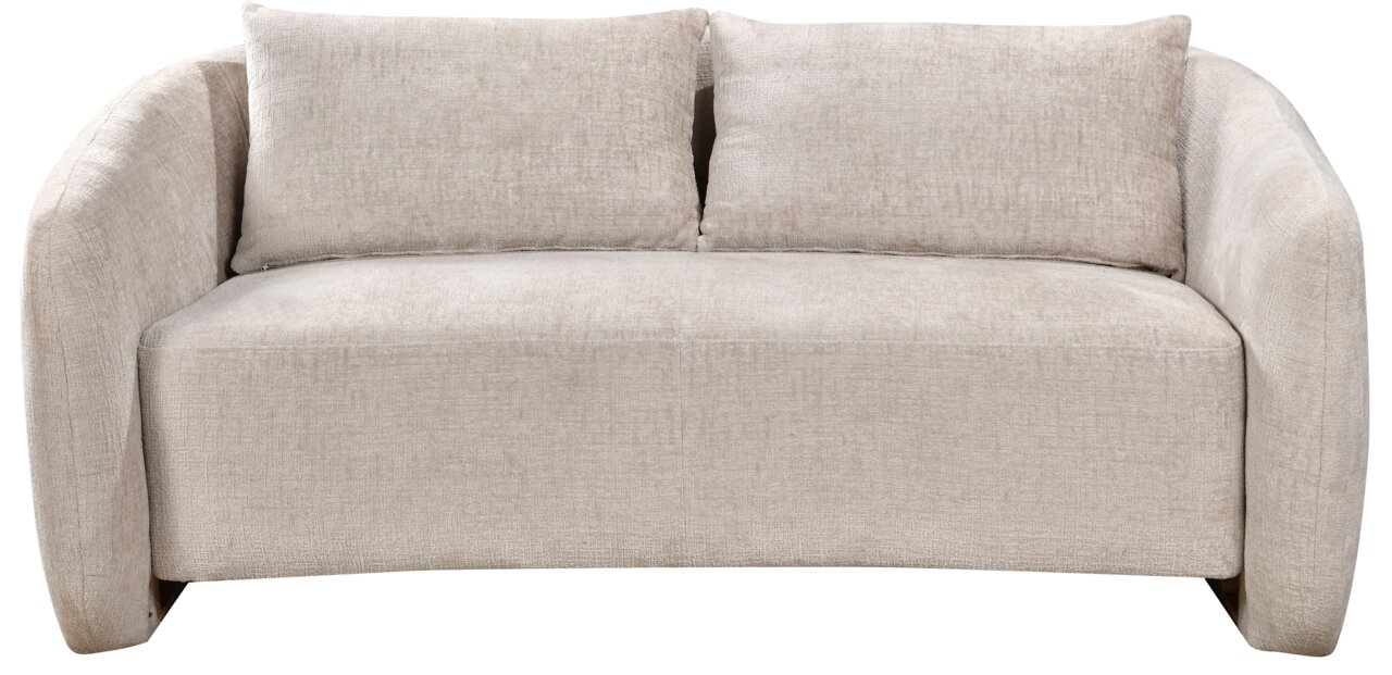 Beiges 2-Sitzer Sofa mit zwei Kissen, frontal fotografiert