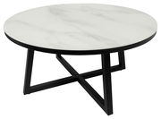 Runder Couchtisch mit weißer Marmoroptik-Tischplatte und schwarzem Metallgestell, seitliche Perspektive
