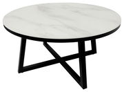Runder Couchtisch mit weißer Marmoroptik-Tischplatte und schwarzem Metallgestell, seitliche Perspektive