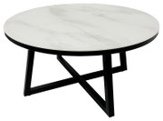 Runder Couchtisch mit weißer Marmoroptik-Tischplatte und schwarzem Metallgestell, seitliche Perspektive