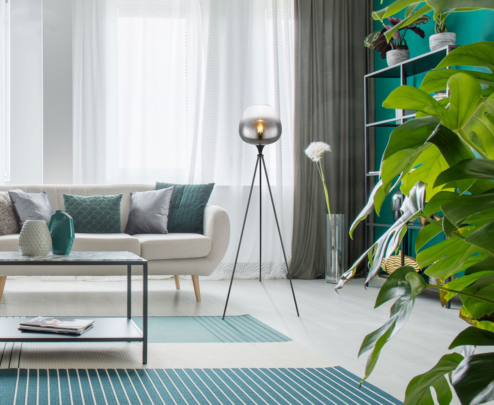 Globo Lighting Stehleuchte MAXY MAXY Moderne Stehleuchte MAXY mit dreibeinigem Stativ und kugelförmigem Lampenschirm in einem stilvollen Wohnzimmer, seitliche Perspektive.