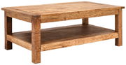 Rustikaler Couchtisch aus Holz mit rechteckiger Form und zusätzlicher Ablagefläche, seitliche Perspektive