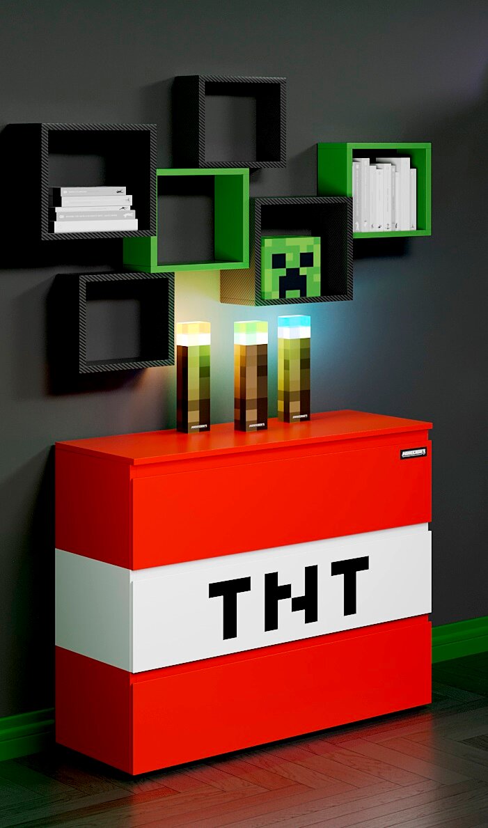 Frontale, leicht seitliche Perspektive: rote Minecraft-TNT-Kommode mit weißem Mittelstreifen und „TNT“-Schriftzug, darauf drei leuchtende Pixel-Lampen; dahinter graue Wand mit würfelförmigen Regalen in Schwarz und Grün sowie Büchern und Creeper-Deko.