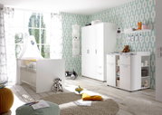 Lichte kinderkamer met babybedje, kledingkast en commode in een moderne inrichting, zijaanzicht