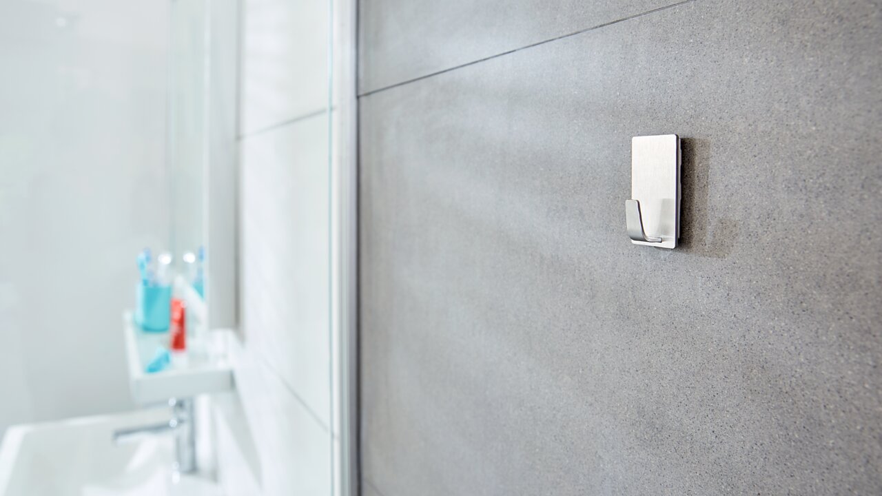 Wandhaken im Badezimmer, seitliche Perspektive