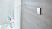 Wandhaken im Badezimmer, seitliche Perspektive