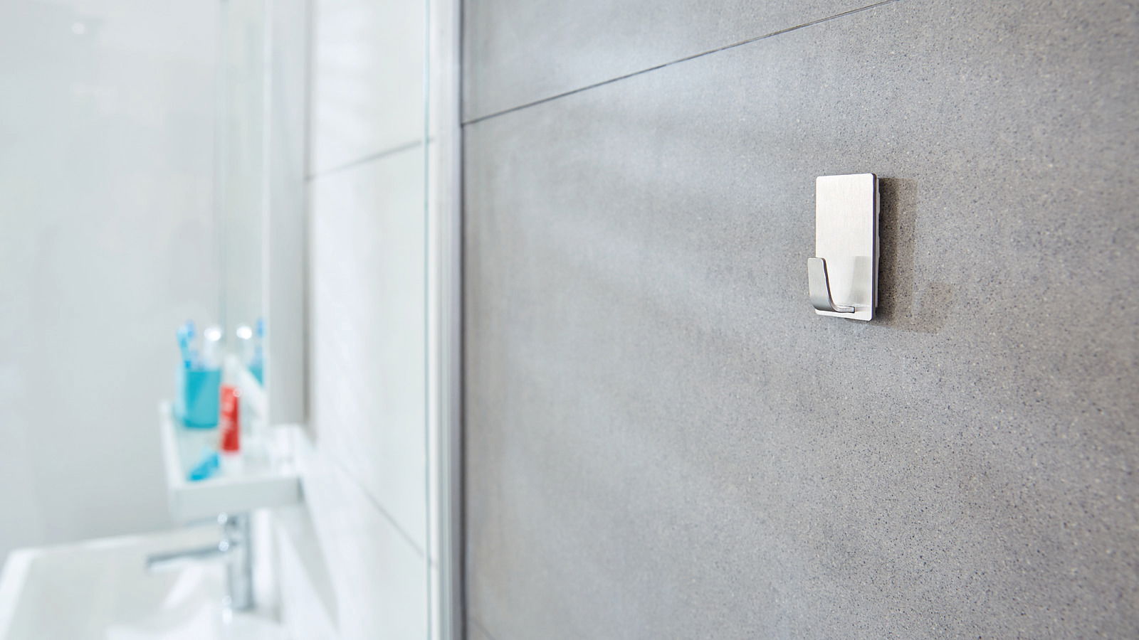 Wandhaken im Badezimmer, seitliche Perspektive