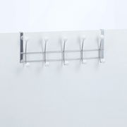 Türhängeleiste mit fünf Haken, aus Metall mit weißen Kugelenden, frontal an einer Tür montiert.