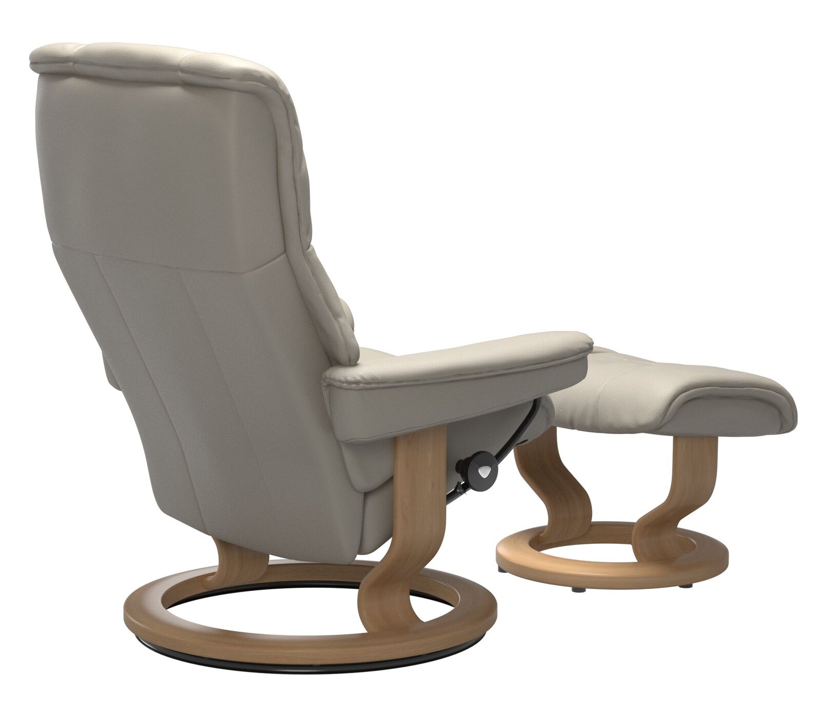 Rückansicht eines beigen Stressless Einzelsessels Mayfair mit passendem Hocker, beide mit Holzgestell.