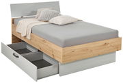 Bett mit Holzoptik und grauer Matratze, ausgestattet mit einer offenen Schublade an der Seite, seitliche Perspektive