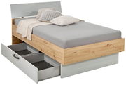Bett mit Holzoptik und grauer Matratze, ausgestattet mit einer offenen Schublade an der Seite, seitliche Perspektive