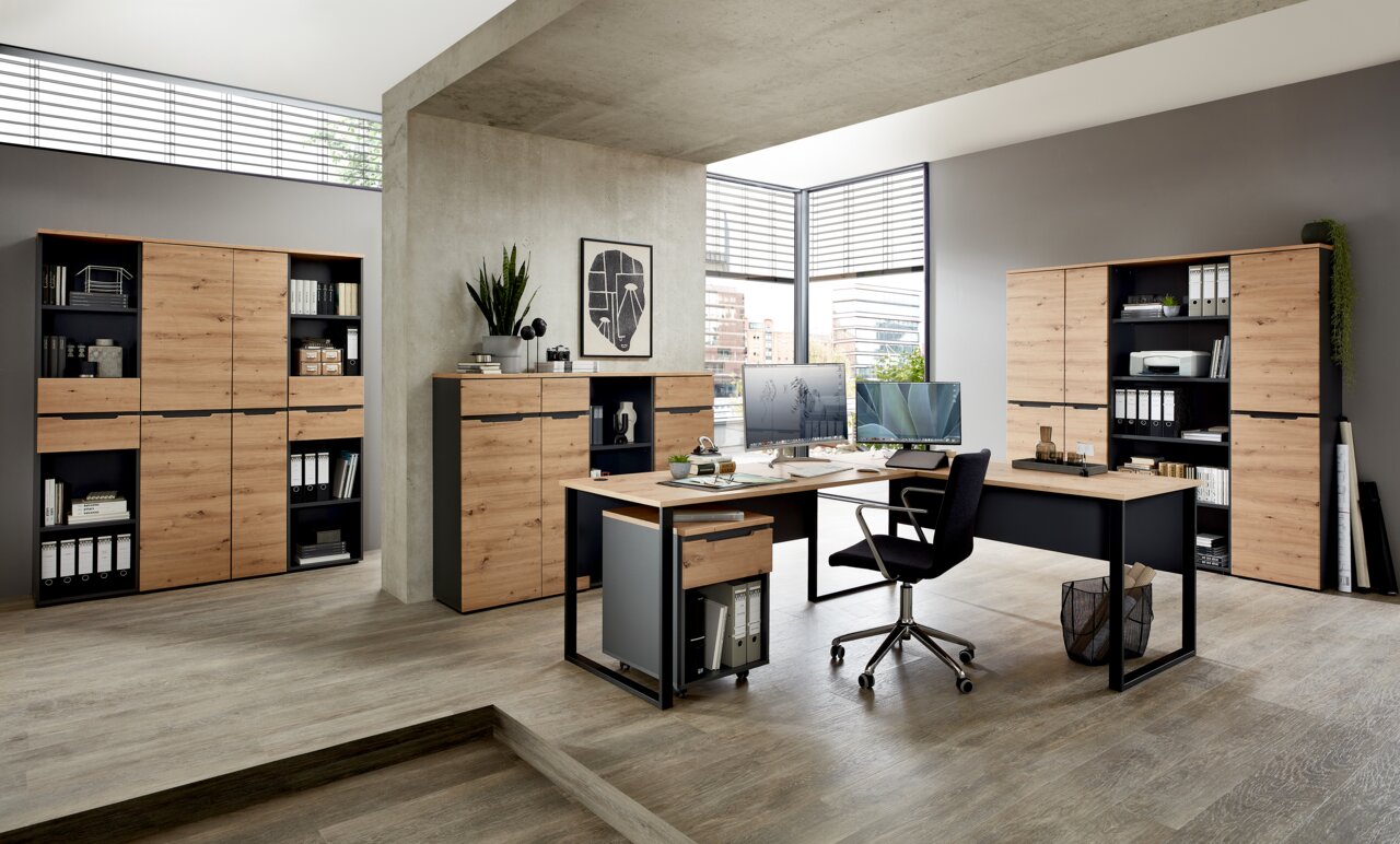 Moderne Büroumgebung mit Voleo Aktenschrank DETROIT in Holzoptik, seitliche Perspektive