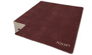 Rote JOOP! Decke mit beiger Rückseite, ausgebreitet auf einer Fläche, mit sichtbarem Markenlogo in der Ecke.