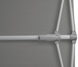 Nahaufnahme eines grauen Sonnenschirms mit sichtbarem Gestänge und dem Logo 'Suncomfort by Glatz'.