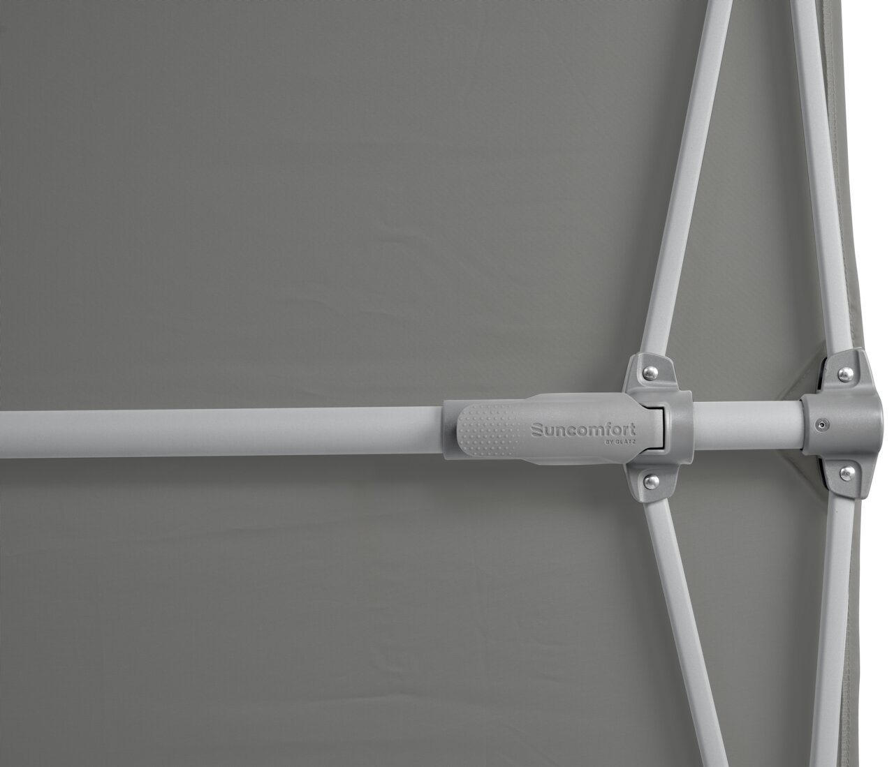 Glatz Sonnenschirm FLEX ROOF Nahaufnahme eines grauen Sonnenschirms mit sichtbarem Gestänge und dem Logo 'Suncomfort by Glatz'.