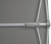 Nahaufnahme eines grauen Sonnenschirms mit sichtbarem Gestänge und dem Logo 'Suncomfort by Glatz'.