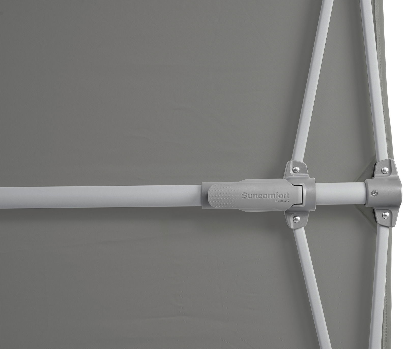 Nahaufnahme eines grauen Sonnenschirms mit sichtbarem Gestänge und dem Logo 'Suncomfort by Glatz'.