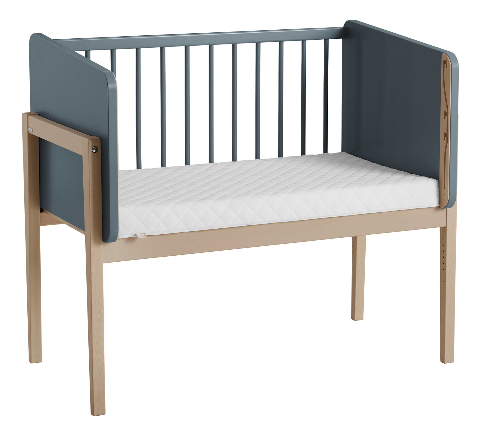 Anstellbett aus Holz mit blauen Seitenteilen und weißer Matratze, seitliche Perspektive
