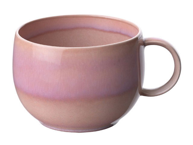 Kaffeetasse in sanften Rosa- und Lila-Tönen, seitliche Perspektive