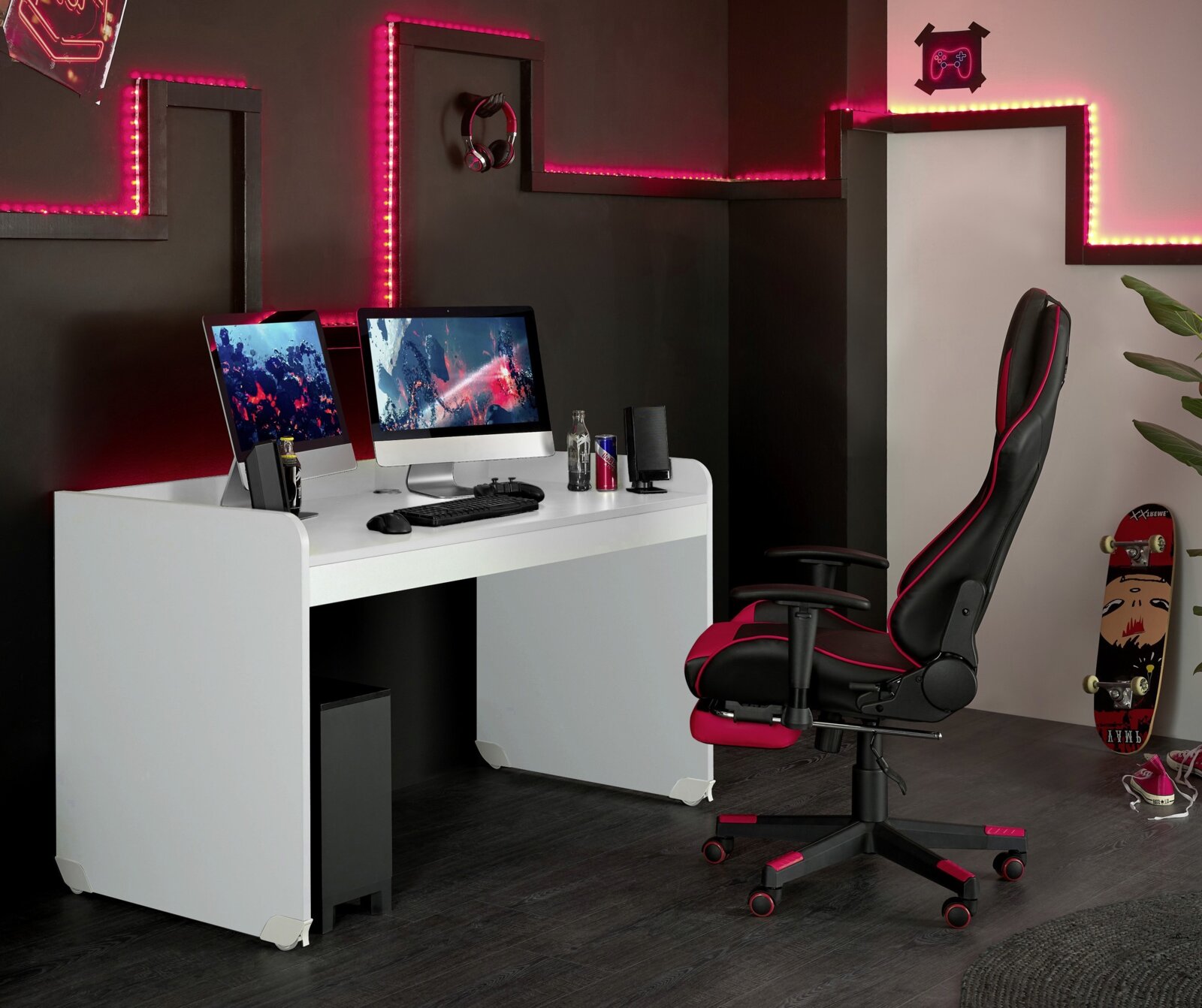 Moderner Schreibtisch mit zwei Monitoren, Gaming-Stuhl und LED-Beleuchtung, seitliche Perspektive