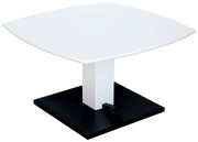 Moderner Couchtisch mit weißer quadratischer Tischplatte und schwarzem Sockel, seitliche Perspektive