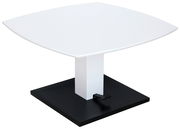 Moderner Couchtisch mit weißer quadratischer Tischplatte und schwarzem Sockel, seitliche Perspektive