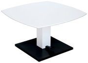 Moderner Couchtisch mit weißer quadratischer Tischplatte und schwarzem Sockel, seitliche Perspektive