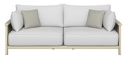 Frontale Ansicht eines modernen 2-Sitzer Loungesofas mit hellgrauen Kissen und einem hellen Holzrahmen.