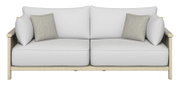 Frontale Ansicht eines modernen 2-Sitzer Loungesofas mit hellgrauen Kissen und einem hellen Holzrahmen.